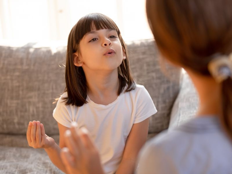 Como a prática de oratória pode contribuir para o aumento da confiança e para a melhoria da saúde mental, ajudando a reduzir a ansiedade e a promover o autocontrole emocional?