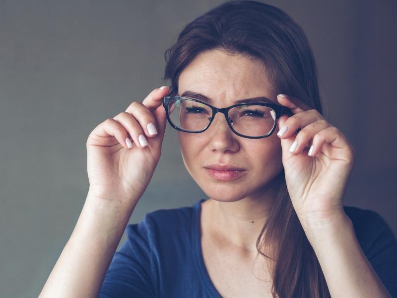 Moscas Volantes: O Que Significam as Manchinhas na Visão e Como Identificar Riscos à Saúde Ocular